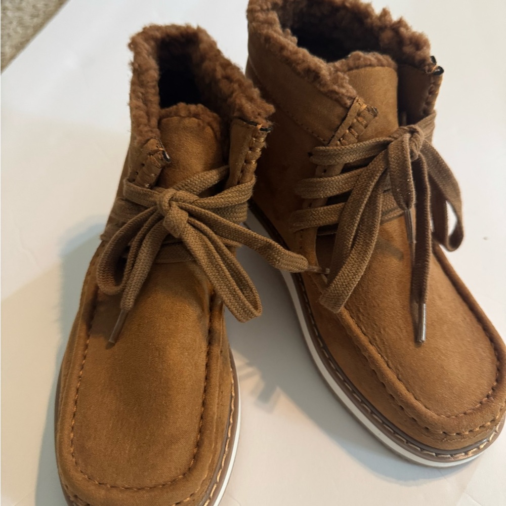 Brand new GAP Kids Brown High-Top Sherpa lined boots. Size 1.